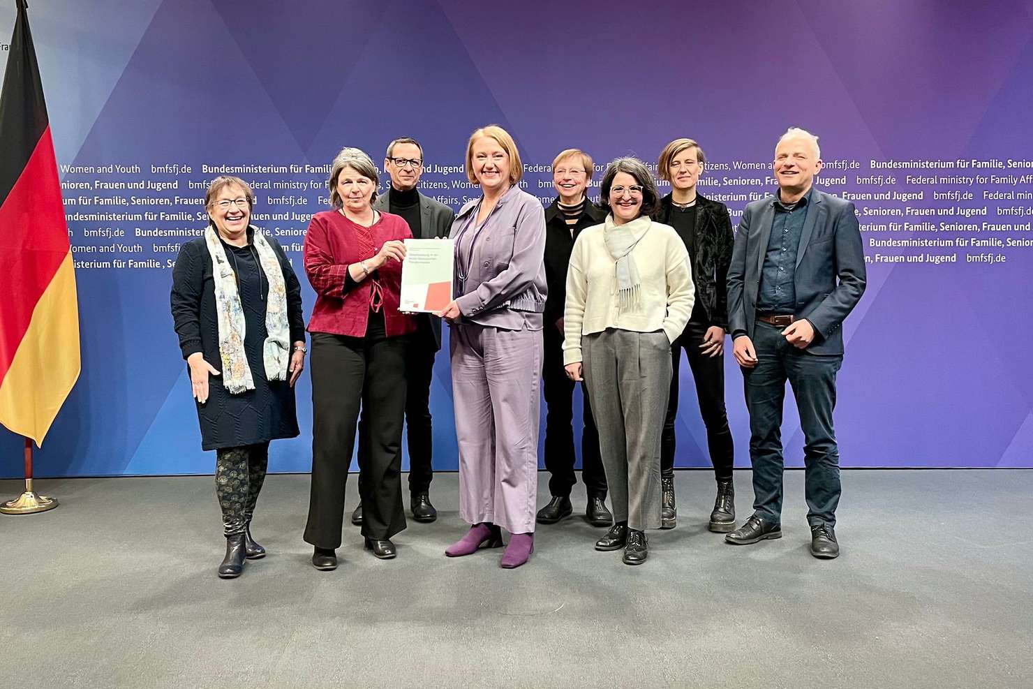 Brigitte Wotha, Silke Bothfeld, Peter Bleses, Bundesministerin Lisa Paus, Ulrike Röhr, Gülay Çağlar, Melanie Jaeger-Erben, Immanuel Stieß